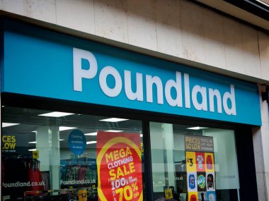 Londra, İngiltere-5 Mart 2025: POUNDLAND, 1 & up fiyatına bütçe dostu bakkaliye, ev gereçleri, oyuncaklar, kırtasiye ve sezonluk ürünler sunan bir İngiliz indirim perakendecisi..