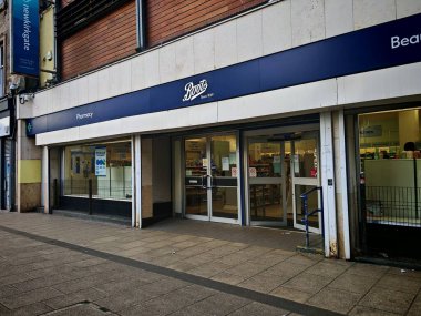 Londra, İngiltere-5 Mart 2025: BOOTS PHARMACY önde gelen sağlık ve güzellik perakendecileri, reçeteli ilaçlar, cilt bakım ürünleri, kozmetik ürünleri ve uzman tavsiyeleri için mağaza içi eczacılarla birlikte.