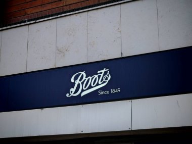 Londra, İngiltere-5 Mart 2025: BOOTS PHARMACY önde gelen sağlık ve güzellik perakendecileri, reçeteli ilaçlar, cilt bakım ürünleri, kozmetik ürünleri ve uzman tavsiyeleri için mağaza içi eczacılarla birlikte.