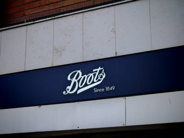 Londra, İngiltere-5 Mart 2025: BOOTS PHARMACY önde gelen sağlık ve güzellik perakendecileri, reçeteli ilaçlar, cilt bakım ürünleri, kozmetik ürünleri ve uzman tavsiyeleri için mağaza içi eczacılarla birlikte.