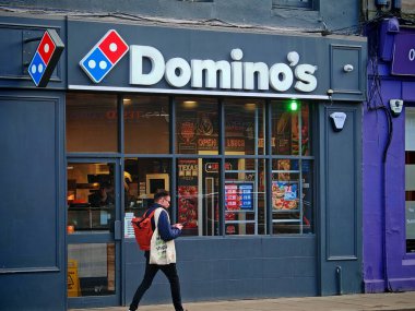 Edinburgh, İngiltere-5 Mart 2025: DOMINO, yeni yapılmış pizzalar sunan önde gelen bir pizza dağıtım zinciri..