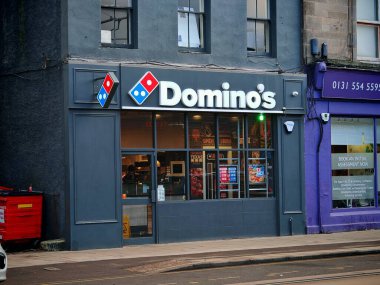 Edinburgh, İngiltere-5 Mart 2025: DOMINO, yeni yapılmış pizzalar sunan önde gelen bir pizza dağıtım zinciri..