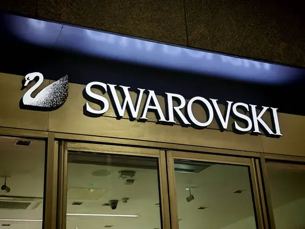 Londra, İngiltere-5 Mart 2025: SWAROVSKI hassas kesim kristalleri, mücevherleri ve aksesuarlarıyla ünlü lüks bir markadır..