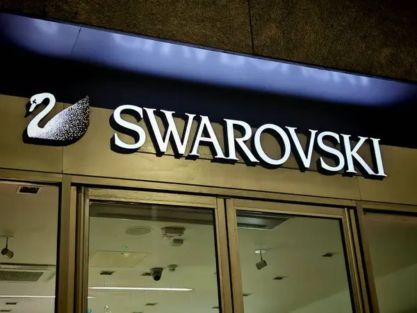 Londra, İngiltere-5 Mart 2025: SWAROVSKI hassas kesim kristalleri, mücevherleri ve aksesuarlarıyla ünlü lüks bir markadır..