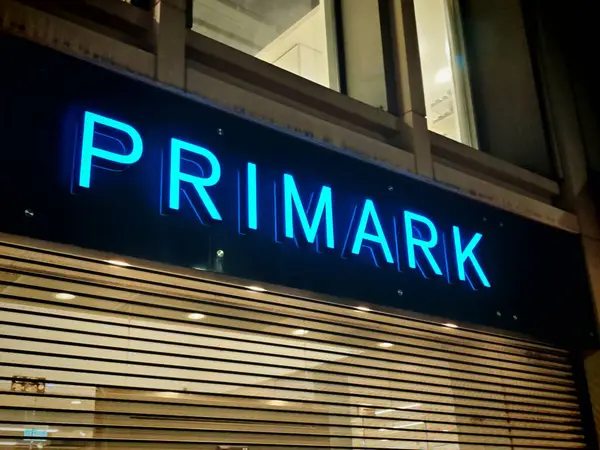 Londra, İngiltere-5 Mart 2025: PRIMARK, erkekler, kadınlar ve çocuklar için uygun fiyatlı moda, ev eşyaları, aksesuarlar ve güzellik ürünleri sunan popüler bir İngiliz ana caddesi perakendecisi.