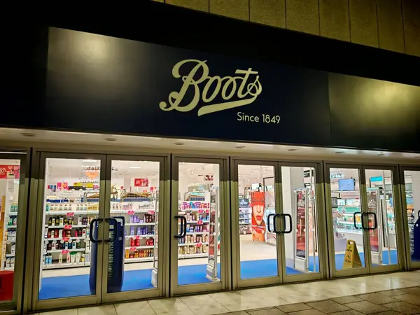 Londra, İngiltere-5 Mart 2025: BOOTS PHARMACY önde gelen sağlık ve güzellik perakendecileri, reçeteli ilaçlar, cilt bakım ürünleri, kozmetik ürünleri ve uzman tavsiyeleri için mağaza içi eczacılarla birlikte.