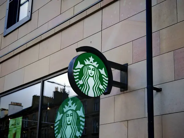 Londra, İngiltere-5 Mart 2025: STARBUCKS, el yapımı espresso içecekleri, frappuccino, çay ve hamur işleri ile tanınan küresel bir kahve evi zinciri.