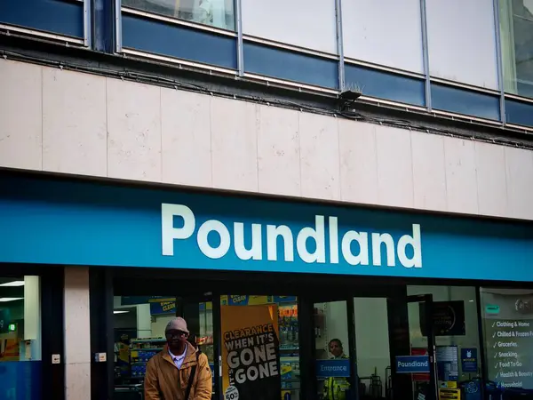 Londra, İngiltere-5 Mart 2025: POUNDLAND, bütçe dostu bakkaliye, ev gereçleri, oyuncaklar, kırtasiye ürünleri ve mevsimlik ürünler sunan bir İngiliz indirim perakendecisi..