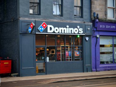 Edinburgh, İngiltere-5 Mart 2025: DOMINO, yeni yapılmış pizzalar sunan önde gelen bir pizza dağıtım zinciri..