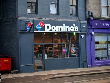 Edinburgh, İngiltere-5 Mart 2025: DOMINO, yeni yapılmış pizzalar sunan önde gelen bir pizza dağıtım zinciri..
