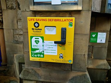 Londra, İngiltere-5 Mart 2025: LIFE-Kurtarıcı DEFIBRILLATOR ani kalp durması sırasında normal kalp ritmini geri getirmek için acil durumlarda kullanılan temel bir tıbbi araçtır