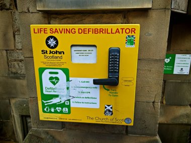 Londra, İngiltere-5 Mart 2025: LIFE-Kurtarıcı DEFIBRILLATOR ani kalp durması sırasında normal kalp ritmini geri getirmek için acil durumlarda kullanılan temel bir tıbbi araçtır