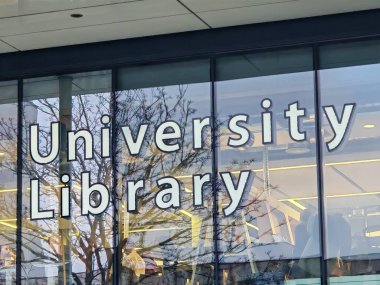 Londra, İngiltere-5 Mart 2025: UNIVERSITY LİBRARY akademik kaynaklara, kitaplara, dergilere ve dijital arşivlere erişim ve araştırma ve öğrenci eğitimini destekleme olanağı sağlıyor.