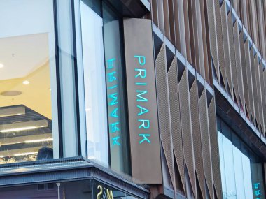 Londra, İngiltere-5 Mart 2025: PRIMARK, ekonomik moda, ev eşyaları, aksesuarlar ve erkek, kadın ve çocuklara bütçeye uygun fiyatlarda modaya uygun güzellik ürünleri sunuyor.