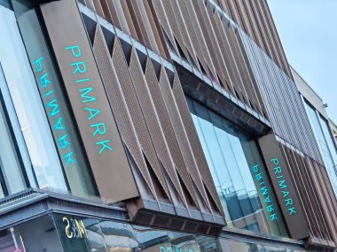 Londra, İngiltere-5 Mart 2025: PRIMARK, ekonomik moda, ev eşyaları, aksesuarlar ve erkek, kadın ve çocuklara bütçeye uygun fiyatlarda modaya uygun güzellik ürünleri sunuyor.