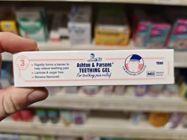 Londra, İngiltere-5 Mart 2025: ASHTON VE PARSONS Dişleri GEL, bebekler için yumuşak bir bitkisel formül kullanarak diş ağrısı ve diş etleri için hızlı bir rahatlama sağlar