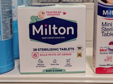 Londra, İngiltere-5 Mart 2025: MILTON STERILISING TABLET BEBEBEBEĞİ VE EVİ bebek şişeleri ve ev yüzeyleri için etkili sterilizasyon sağlayarak, mikropların% 99.9 'unu öldürdü