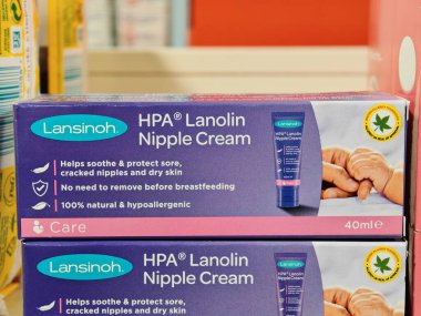 Londra, İngiltere-5 Mart 2025: LANSINOH HPA LANOLIN BÜYÜK CREAM ağrıyan ve çatlamış meme uçları için rahatlatıcı bir rahatlama sağlayarak anneleri% 100 doğal formülle emzirmeye yardımcı oluyor