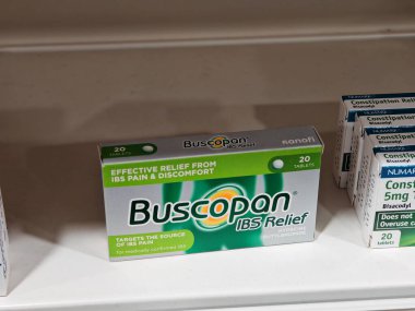 Londra, İngiltere-5 Mart 2025: BUSCOPAN IBS RELIEF mide krampları, şişkinlik ve asabi bağırsak sendromundan kaynaklanan rahatsızlıktan hedef alınan rahatlamayı sağlar
