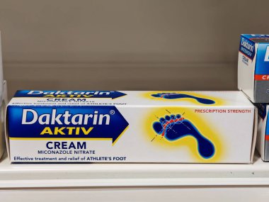 Londra, İngiltere-5 Mart 2025: DAKTARIN AKTIV CREAM MICONAZOLE, sporcuların ayak ve mantar derisi enfeksiyonlarını tedavi eden güçlü bir mantar önleyici kremdir.