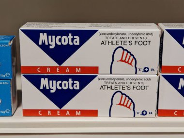 Londra, İngiltere-5 Mart 2025: MYCOTA CREAM, sporcuların ayaklarını tedavi eden ve önleyen, kaşıntı ve tahrişi azaltan çift aksiyonlu anti-mantar kremidir.