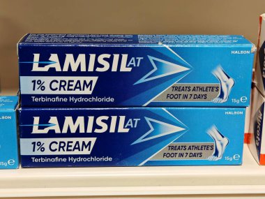 Londra, İngiltere-5 Mart 2025: LAMISIL CREAM TERBINAFINE, sporcuların ayaklarını, kaşıntılarını ve mantarları tedavi eden bir anti-mantar kremidir.