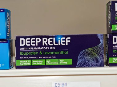 Londra, İngiltere-5 Mart 2025: DEEP RELIEF IBUPROFEN VE LEVOMENTHOL GEL, kas ve eklem ağrılarından hızlı etki sağlayan, antienflamatuar ve soğutma etkilerini birleştiren