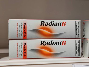 Londra, İngiltere-5 Mart 2025: RADYAN B MÜZİK sürtünme sert kasları, eklem ağrılarını ve derin bir rahatlama ile hafif burkulmaları yatıştıran bir ağrı kesici kremdir.