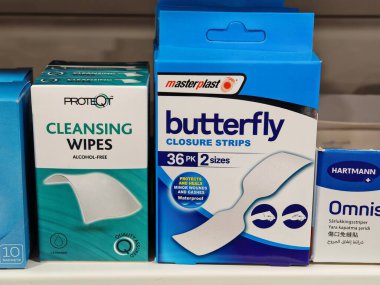Londra, İngiltere-5 Mart 2025: Butterfly CLOSURE STRIPS küçük yaraların ve kesiklerin kapatılmasına yardım ederek, güvenli ve etkili bir cilt kapatma sağlayarak dikişler olmadan doğal iyileşmeye yardımcı oluyor