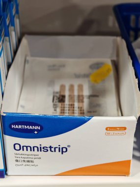 Londra, İngiltere-5 Mart 2025: HARTMANN OMNISTRIP, küçük kesikler ve cerrahi yaraların güvenli ve nazik bir şekilde kapanması için tasarlanmış hipoalerjenik bir yara bandıdır.