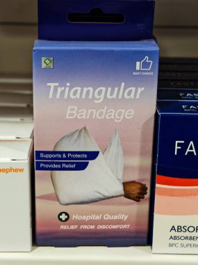 Londra, İngiltere-5 Mart 2025: TRIANGULAR BANDAGE silah sapanları, yara sargıları ve acil durumlarda yaralanmaları hareketsiz hale getirmek için kullanılan çok yönlü bir ilk yardımdır