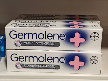 Londra, İngiltere-5 Mart 2025: GERMOLENE enfeksiyonların önlenmesine, kesiklerin, otlakların, yanıkların ve küçük yaraların hızla iyileşmesine yardımcı olan bir antiseptik kremdir.