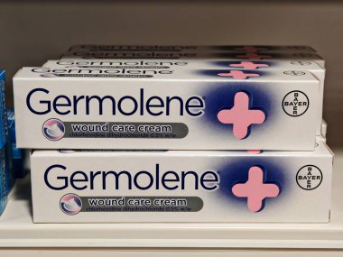 Londra, İngiltere-5 Mart 2025: GERMOLENE enfeksiyonların önlenmesine, kesiklerin, otlakların, yanıkların ve küçük yaraların hızla iyileşmesine yardımcı olan bir antiseptik kremdir.