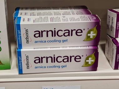 Londra, İngiltere-5 Mart 2025: Nelsons 'un ARNICARE ARNICA COOLING GEL' i çürükleri, şişliği ve hızlı emici bir formülle kas ağrılarını dindiren doğal bir ilaçtır.