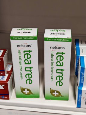 Londra, İngiltere-5 Mart 2025: TEA TREE BY NELSONS, çay ağacının gücü ile küçük kesikler, yanıklar ve deri enfeksiyonlarını yatıştırmaya yardımcı olan doğal bir antiseptik çözeltidir.
