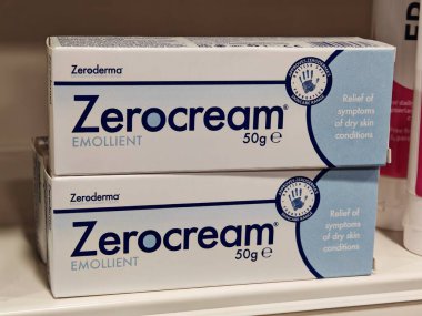 Londra, İngiltere-5 Mart 2025: ZEROCREAM EMOLLIENT kuru cilt, egzama ve tahriş, hidrasyon ve koruyucu bariyer sağlayan derinden nemlendirici bir kremdir.