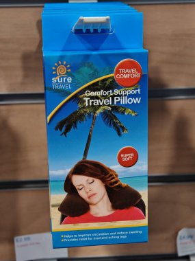 Londra, İngiltere-5 Mart 2025: TRAVEL TRAVEL PILLOW seyahat sırasında rahat dinlenmek için boyun ve baş desteği sağlayarak, uzun yolculuklarda veya araba yolculuklarında gerginliği azaltır