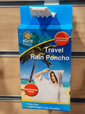 Londra, İngiltere-5 Mart 2025: Emin TRAVEL RAIN PONCHO yağmurdan korunmak için tasarlanmış hafif ve su geçirmez bir panço.