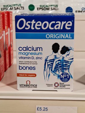 Londra, İngiltere-5 Mart 2025: OSTEOCARE ORIGINAL MAGNESIUM güçlü kemik ve dişleri desteklemek için kalsiyum, magnezyum, çinko ve D vitamini de dahil olmak üzere kemik sağlığı için temel besinleri sağlar