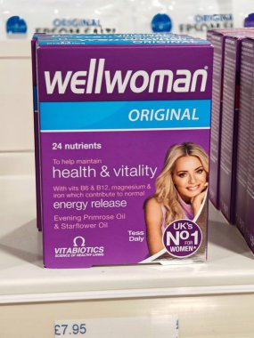Londra, Birleşik Krallık-5 Mart 2025: WELLWOMAN ORIGINAL demir, B vitamini ve antioksidan dahil olmak üzere kadınlar için tasarlanmış bir multivitamindir.