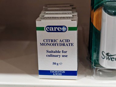 Londra, İngiltere-5 Mart 2025: CARE PLUS CITRIC ACID MonOHYDRATE, sağlık uygulamalarında gıda korunumu, temizlik ve pH dengeleme için kullanılan bir ilaç kalitesinde asittir.