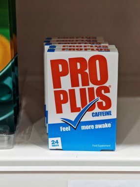 Londra, İngiltere-5 Mart 2025: PRO PLUS CAFFEINE tabletleri, dikkati artırmak, yorgunluğu azaltmak ve enerji seviyelerini yükseltmek için hızlı etki gösteren kafein desteği sunmaktadır