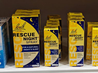 Londra, İngiltere-5 Mart 2025: BACH RESCUE GECE SPRAY çiçeği özleri ve homeopatik malzemeler kullanarak zihni sakinleştirmek ve dinlendirici uykuyu teşvik etmek için tasarlanmış doğal bir ilaçtır