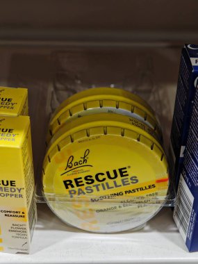 Londra, İngiltere-5 Mart 2025: BACH RESCUE PASTILLES, gerilimi azaltmak ve duygusal dengeyi geliştirmek için çiçek özleriyle doldurulmuş doğal stres giderici pastillerdir