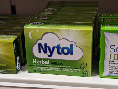 Londra, İngiltere-5 Mart 2025: NYTOL HERBAL TABLETS, sersemlemeden huzurlu uykuyu desteklemek için kediotu, hops ve tutku çiçeği karışımı kullanarak doğal uyku ve rahatlamayı teşvik etmektedir.
