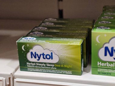 Londra, İngiltere-5 Mart 2025: NYTOL HERBAL TABLETS, sersemlemeden huzurlu uykuyu desteklemek için kediotu, hops ve tutku çiçeği karışımı kullanarak doğal uyku ve rahatlamayı teşvik etmektedir.
