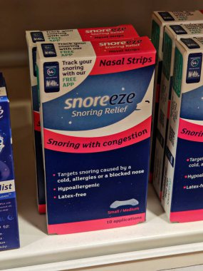 Londra, İngiltere-5 Mart 2025: SNOREEZE NASAL STRIPS horlamayı azaltmak ve dinlendirici bir uyku için hava akışını iyileştirmek amacıyla burun deliklerini nazikçe açan esnek bantlardır