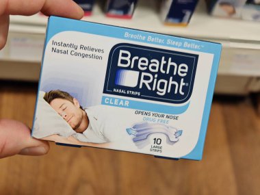 Londra, İngiltere-5 Mart 2025: BREATHE sağ burun bantları burun deliklerinin açılmasına, horlamaların azaltılmasına ve daha rahat nefes alabilmek ve daha iyi uyuyabilmek için hava akışının iyileştirilmesine yardımcı olur