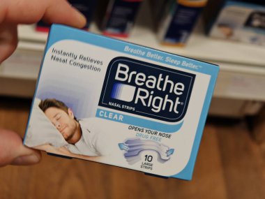 Londra, İngiltere-5 Mart 2025: BREATHE sağ burun bantları burun deliklerinin açılmasına, horlamaların azaltılmasına ve daha rahat nefes alabilmek ve daha iyi uyuyabilmek için hava akışının iyileştirilmesine yardımcı olur