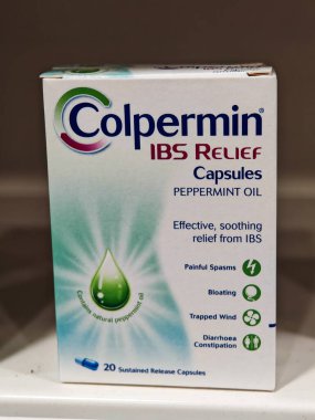 Londra, İngiltere-5 Mart 2025: COLPERMIN IBS RELIEF CAPSULES şişkinlik, kramp ve gaz da dahil olmak üzere bağırsak sendromu belirtilerini azaltmak için nane yağı içerir